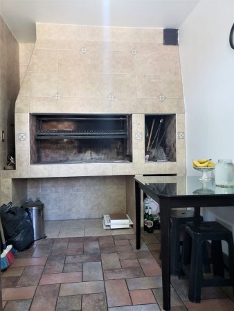 Venta de Casa 4 AMBIENTES en Villa Udaondo, Ituzaingo