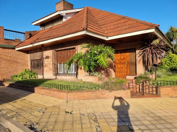Venta de Chalet 5 AMBIENTES Con Cochera en Castelar Sur
