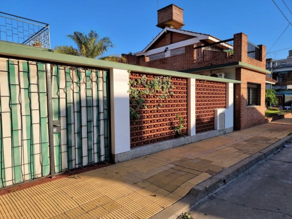 Venta de Chalet 5 AMBIENTES Con Cochera en Castelar Sur