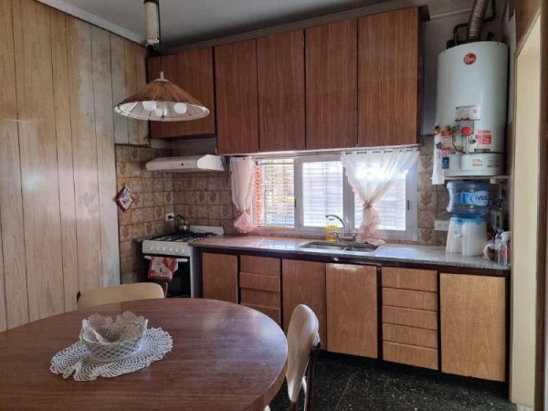 Venta de Chalet 5 AMBIENTES Con Cochera en Castelar Sur