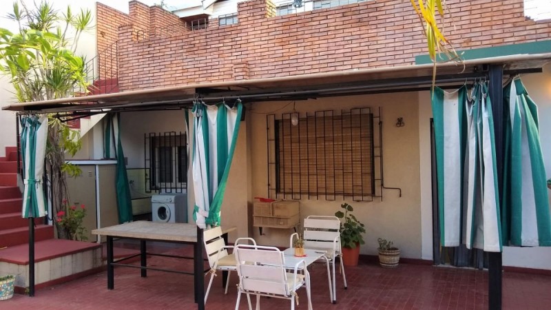 Venta de Chalet 5 AMBIENTES Con Cochera en Castelar Sur