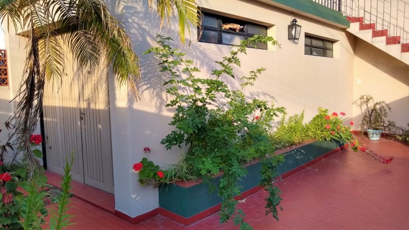 Venta de Chalet 5 AMBIENTES Con Cochera en Castelar Sur