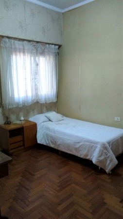 Venta de Chalet 5 AMBIENTES Con Cochera en Castelar Sur