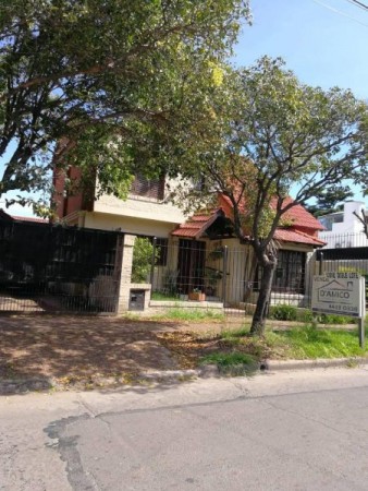 Venta De Chalet 4 Ambientes en Zona Residencial, Castelar Norte