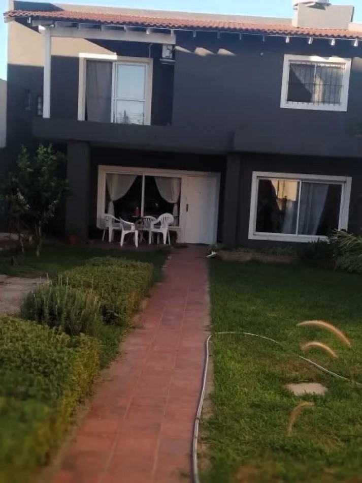 Casa 3 Ambientes En Castelar Norte