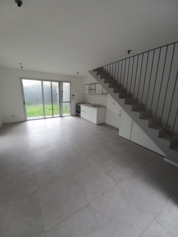 Duplex 3 Ambientes Con Patio y Cochera En Castelar Norte