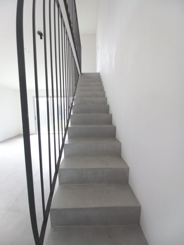 Duplex 3 Ambientes Con Patio y Cochera En Castelar Norte