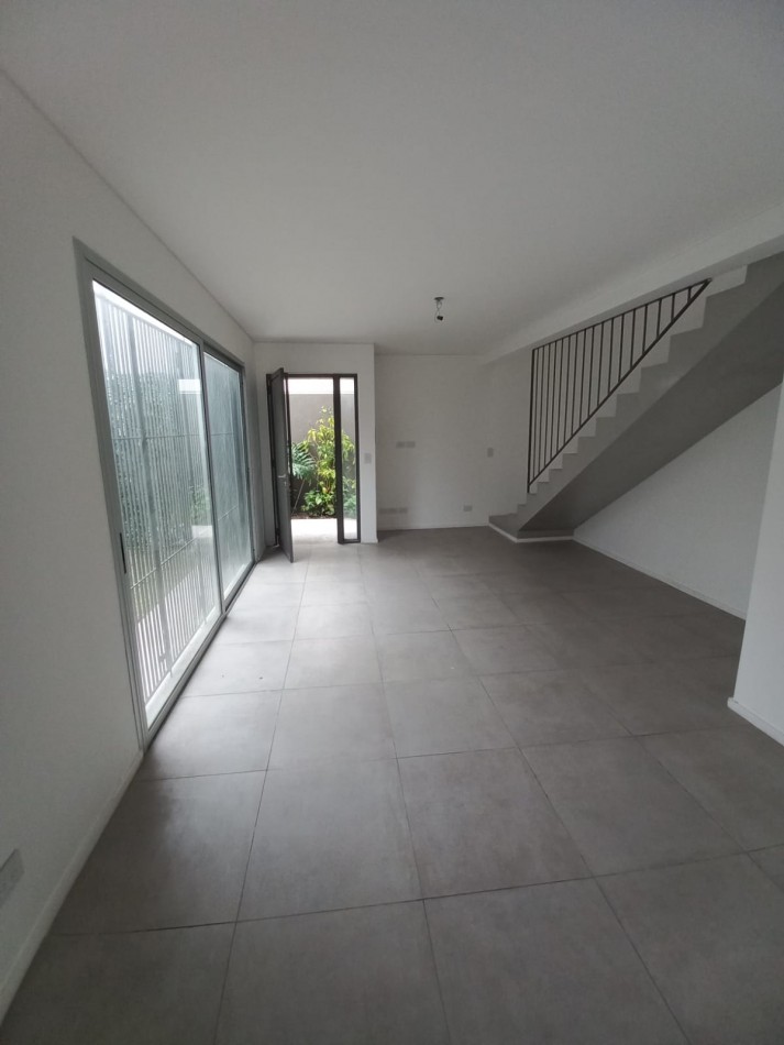 Duplex 3 Ambientes Con Patio y Cochera En Castelar Norte