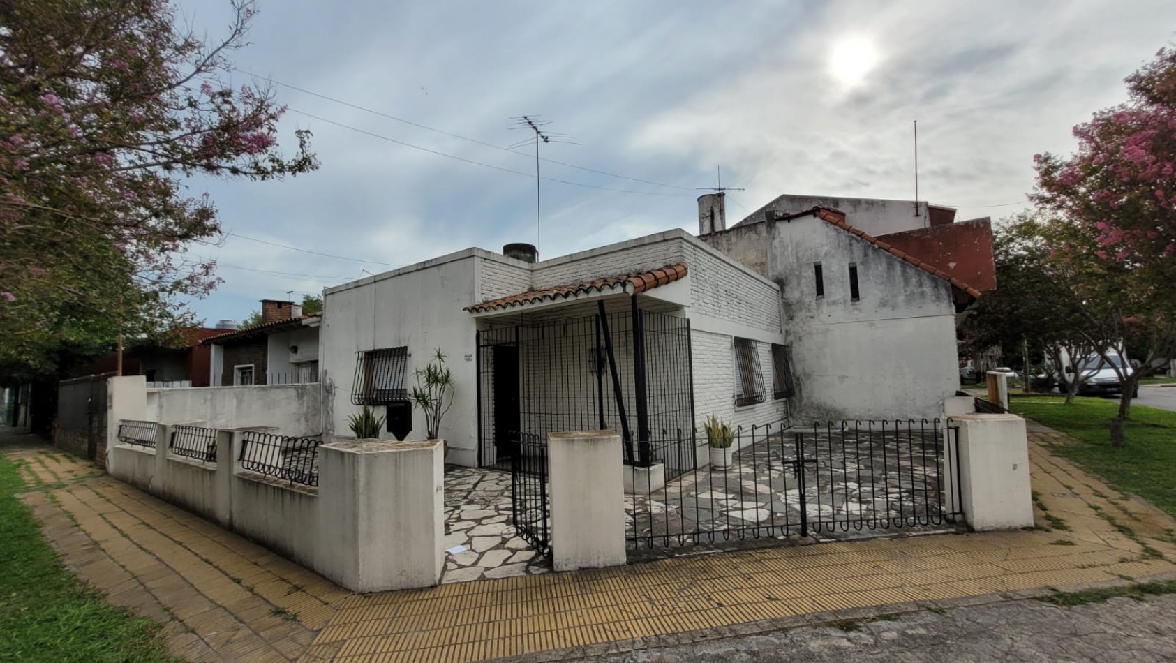 Casa 3 Amb + Depto 2 amb En Ituzaingo Norte