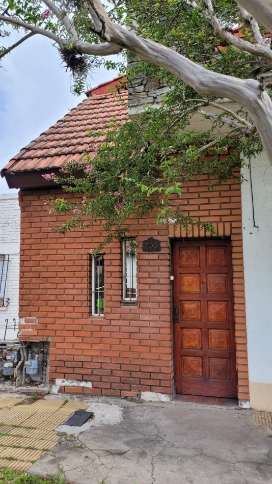 Casa 3 Amb + Depto 2 amb En Ituzaingo Norte