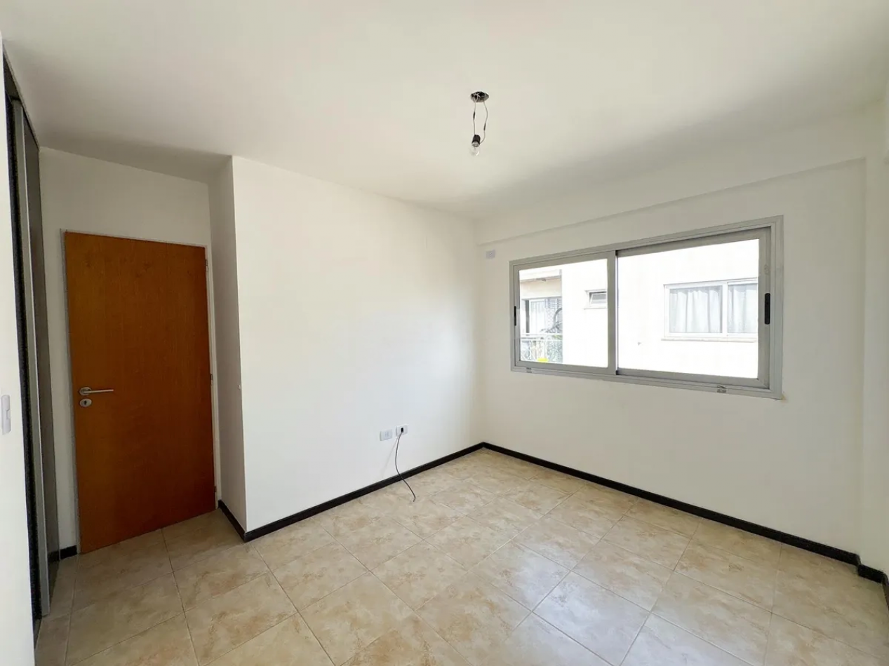 Depto 2 Ambientes Luminoso C/Balcon En Moron 