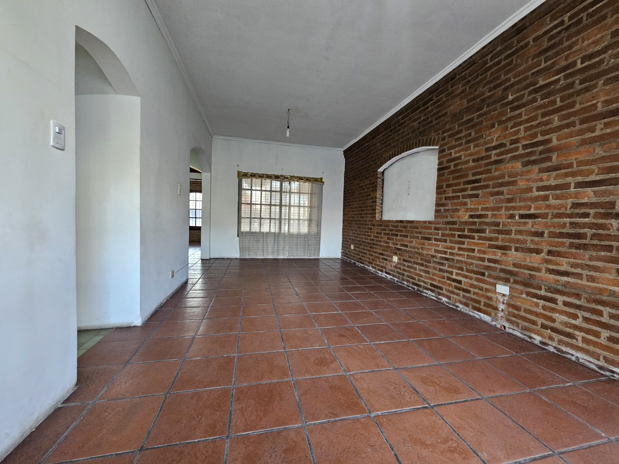 Alquiler Casa 6 Ambientes C/Fondo y Cochera En Castelar Norte