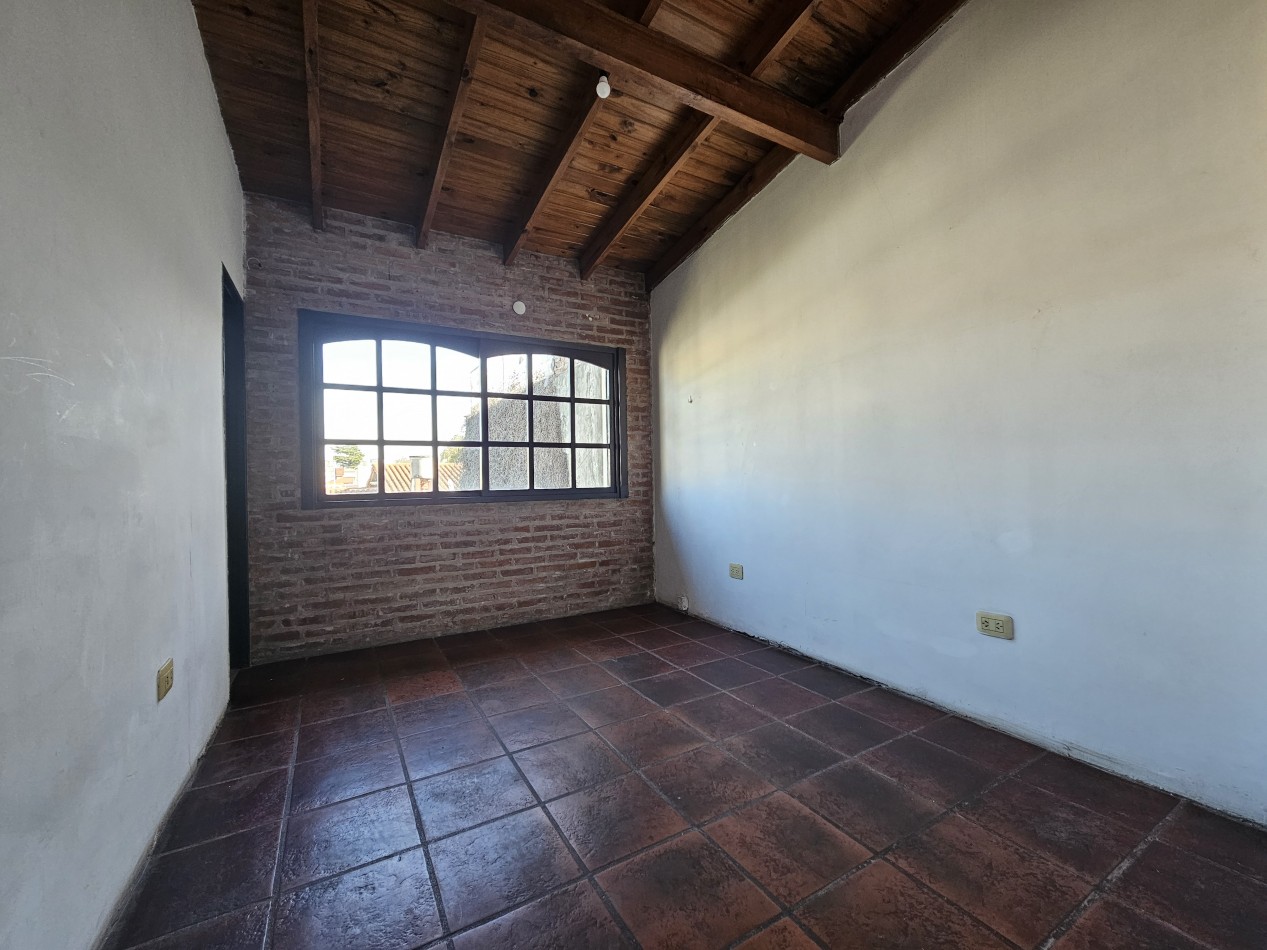 Alquiler Casa 6 Ambientes C/Fondo y Cochera En Castelar Norte