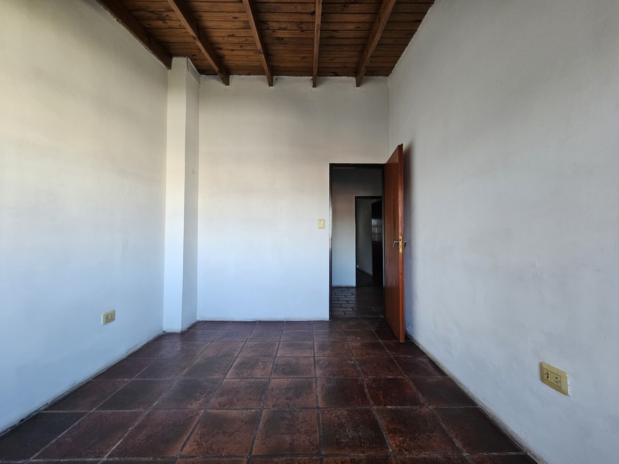 Alquiler Casa 6 Ambientes C/Fondo y Cochera En Castelar Norte