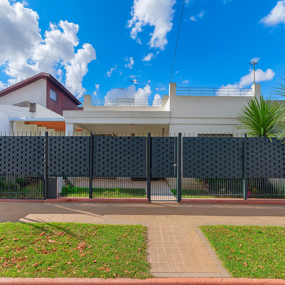 Casa 4 Ambientes C/Cochera y Fondo En Moron Sur Apto Credito