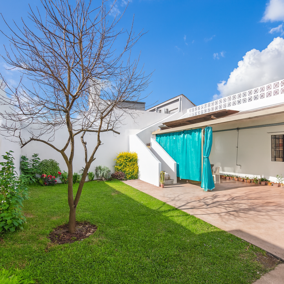 Casa 4 Ambientes C/Cochera y Fondo En Moron Sur Apto Credito