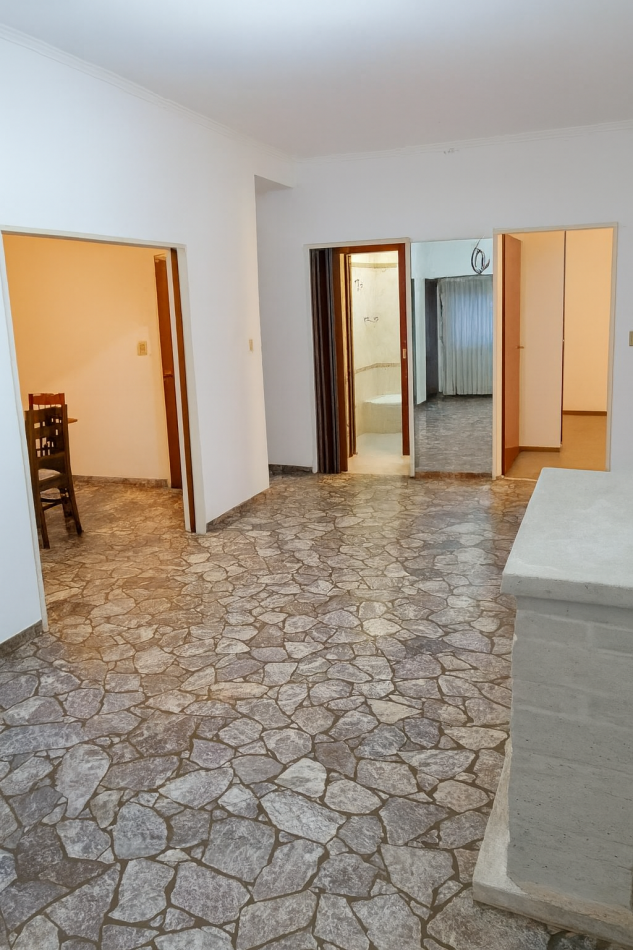 Casa 4 Ambientes C/Cochera y Fondo En Castelar Norte