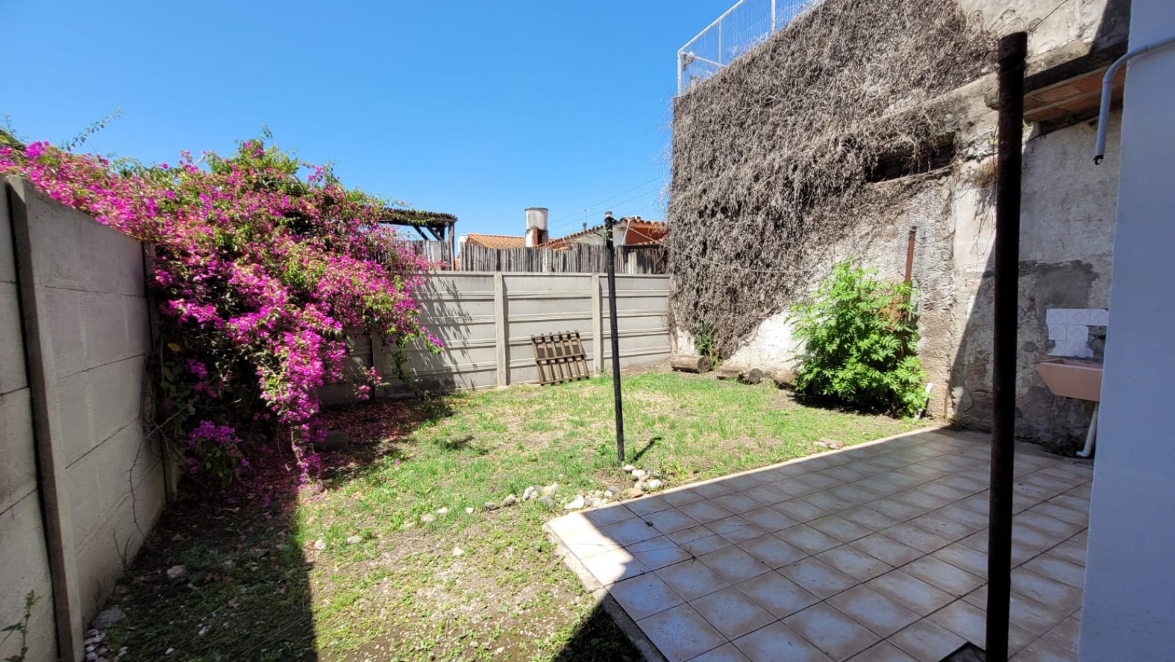 Alquiler Casa 6 Ambientes C/Fondo y Cochera En Castelar Norte