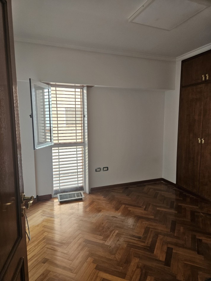 Piso de 5 Ambientes C/Cochera en el Centro de Castelar Norte