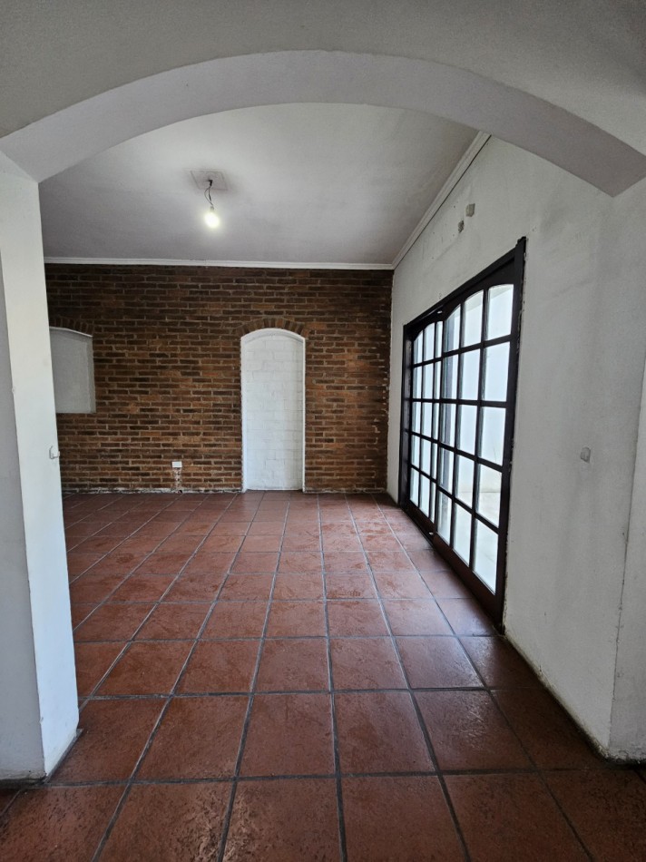 Alquiler Casa 6 Ambientes C/Fondo y Cochera En Castelar Norte