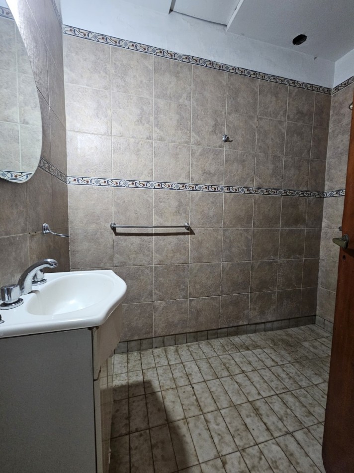 Alquiler Casa 6 Ambientes C/Fondo y Cochera En Castelar Norte