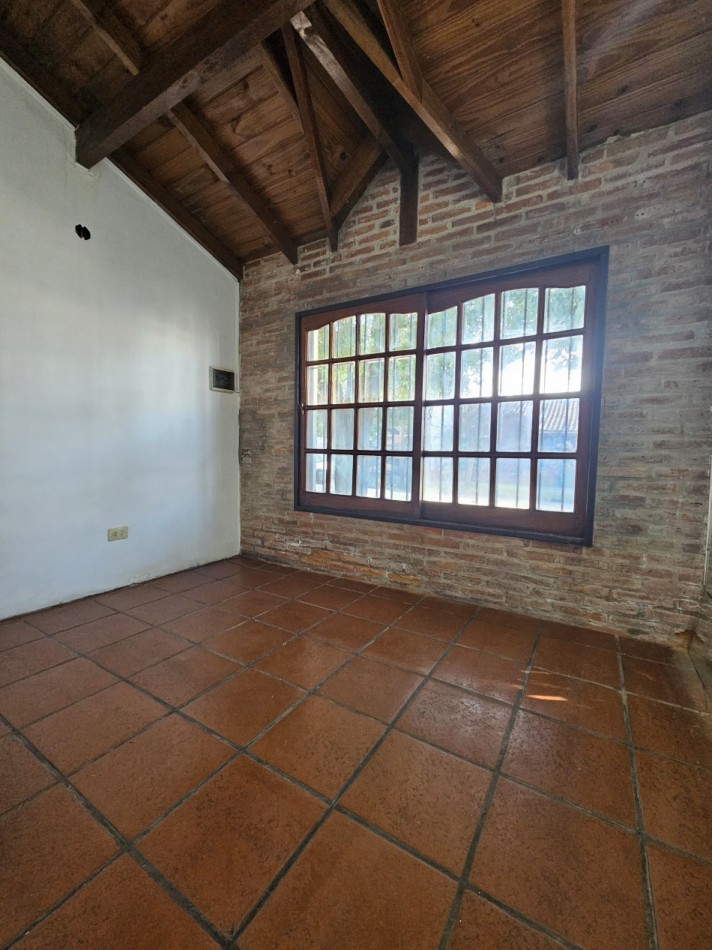 Alquiler Casa 6 Ambientes C/Fondo y Cochera En Castelar Norte